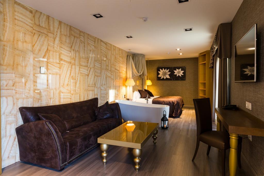 Sant Jordi Boutique Hotel Calella Exterior photo A suite at the hotel