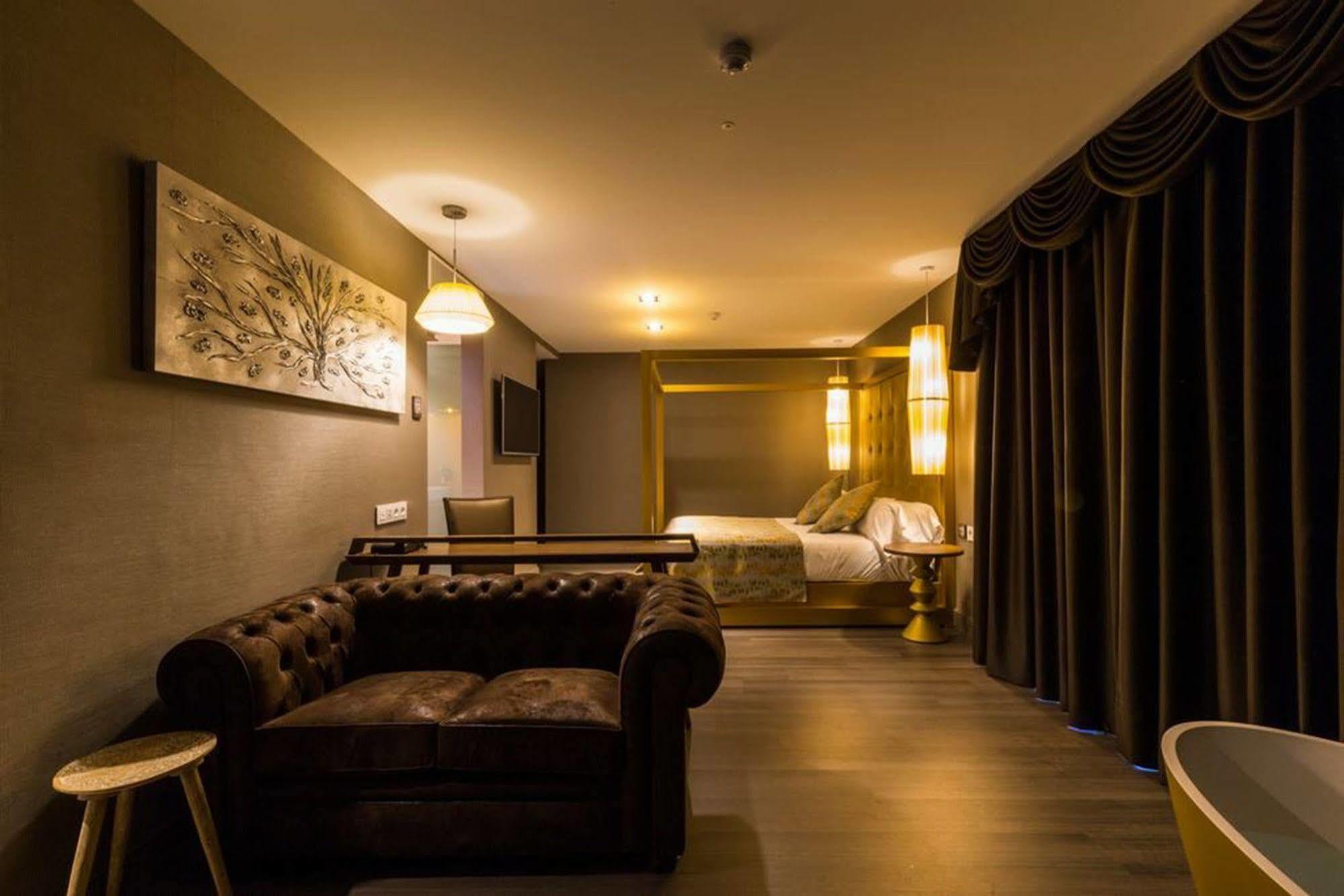 Sant Jordi Boutique Hotel Calella Exterior photo A room at the hotel